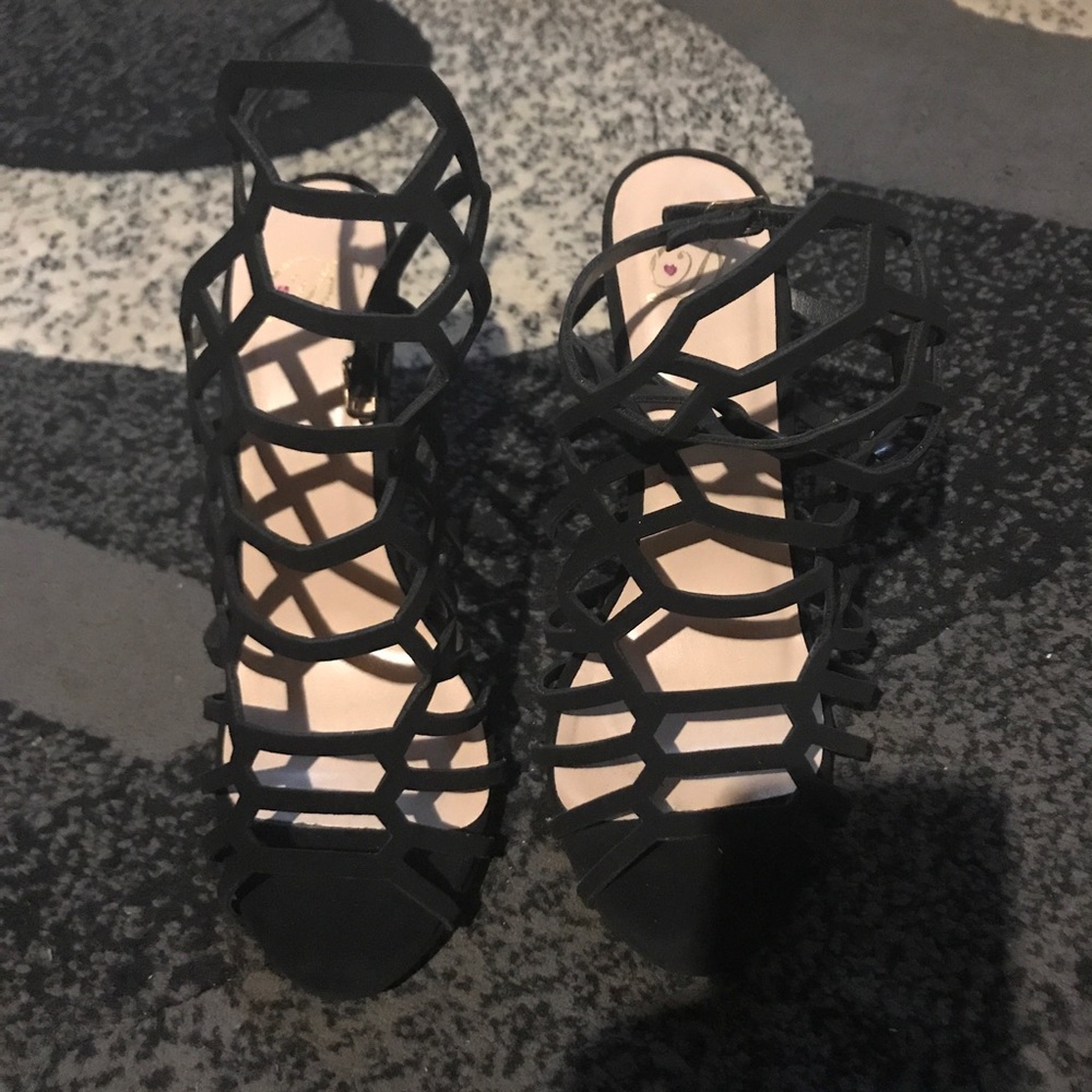 Black caged heels 👠